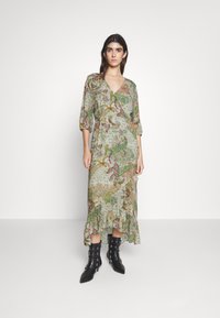 Blumenbedrucktes Wickelkleid mit V-Ausschnitt, Dreiviertelärmeln und gerafftem Saum. Hergestellt aus leichtem Stoff in grünen, rosa und beigen Tönen.