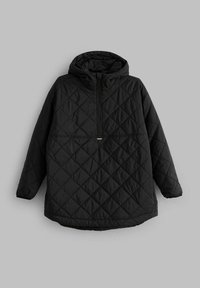Zwarte gewatteerde hoodie met een halve ritssluiting aan de voorkant, verstelbare capuchon en lange mouwen. Kenmerken zijn een ruitpatroon en een voorzak.