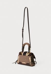 Geantă structurată cu bază din piele maro, model houndstooth multicolor, mânere împletite și curea ajustabilă.