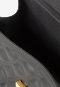 Borsa nera con texture, caratterizzata da un design a trapunta, dettagli in hardware dorato e un interno liscio. I bordi sono arrotondati per un profilo elegante.