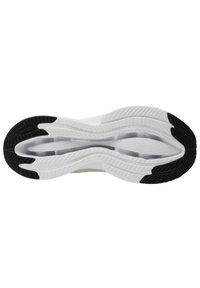 Sole boty s černo-bílou barevnou kombinací, texturovaná gumová vrstva pro lepší přilnavost a hladká tvarovaná část ve středu.