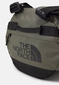 The North Face BASE CAMP DUFFEL S UNISEX - Bolsa de viaje - new taupe green/black