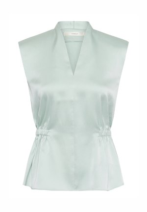 Blouse sans manches en satin vert clair, col en V, épaules larges et taille élastiquée froncée.