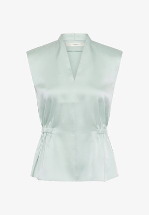 Varrukateta hele-roheline satiinist pluus V-kaelusega, laiade õlgade ja kogutud elastse vöökohaga.