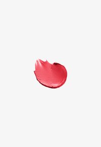 Trace de rouge à lèvres rose vif avec une texture lisse sur un fond blanc uni, mettant en valeur la couleur et la consistance crémeuse.