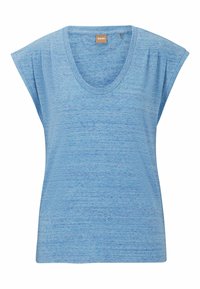 Světle modré tričko s krátkým rukávem a výstřihem do V, vyrobené z texturované látky, s měkkými skladbami na ramenech a volným střihem.