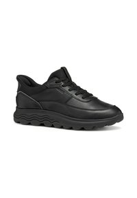 Zapatos deportivos de cuero negro con punta redondeada, diseño de cordones, collar acolchado y suela de goma texturizada con patrones ondulados.