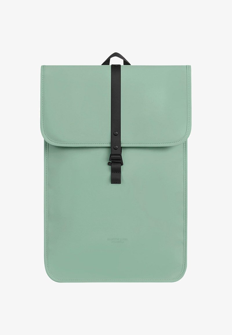 Mochila verde menta hecha de material suave, con un cierre de cinturón negro y un asa superior. Diseño simple con esquinas redondeadas y sin patrones.