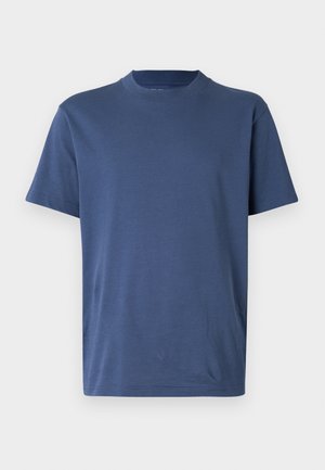 T-shirt bleu marine à manches courtes en tissu doux, avec un col rond classique et une coupe décontractée. Sans motifs ni ornements.