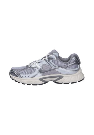 Nike Sportswear, NIKE SPORTSWEAR HERREN SNEAKER V5 RNR - Baskets basses - grau