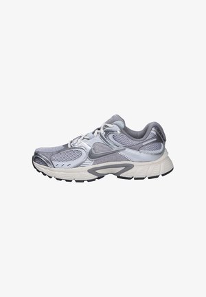 Nike Sportswear, NIKE SPORTSWEAR HERREN SNEAKER V5 RNR - Baskets basses - grau