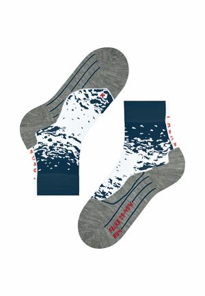 Chaussettes mi-mollet avec un motif abstrait bleu et blanc, semelles grises et texte rouge contrastant. Fabriquées à partir d'un tissu doux et texturé.