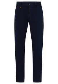 Pánské úzké námořnické modré chino kalhoty s poutky na opasek, zapínáním na knoflík a bočními kapsami, vystavené na bílém pozadí.