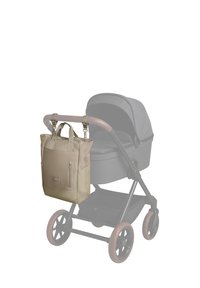 Borsa per pannolini beige con manici doppi e spallacci appesa al manico della carrozzina. La carrozzina ha una navicella grigia e un telaio nero con ruote marroni.