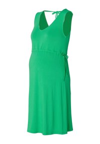 Vestido de maternidad verde hecho de una tela suave, con escote en V, sin mangas, lazo ajustable en la cintura y un corte relajado.