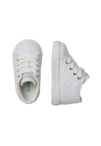 Baskets en toile blanches avec un dessus à motif texturé, semelle en caoutchouc et lacets blancs. Col légèrement rembourré pour plus de confort.