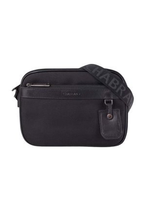Bolso bandolera negro de tela y cuero con bolsillo con cremallera y correa ajustable con marca sobre fondo blanco.