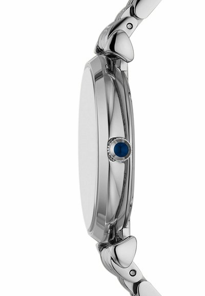Slanke zilveren horlogekast met een kroon met blauwe punt en gepolijste metalen schakels van de horlogeband zichtbaar vanaf de zijkant.