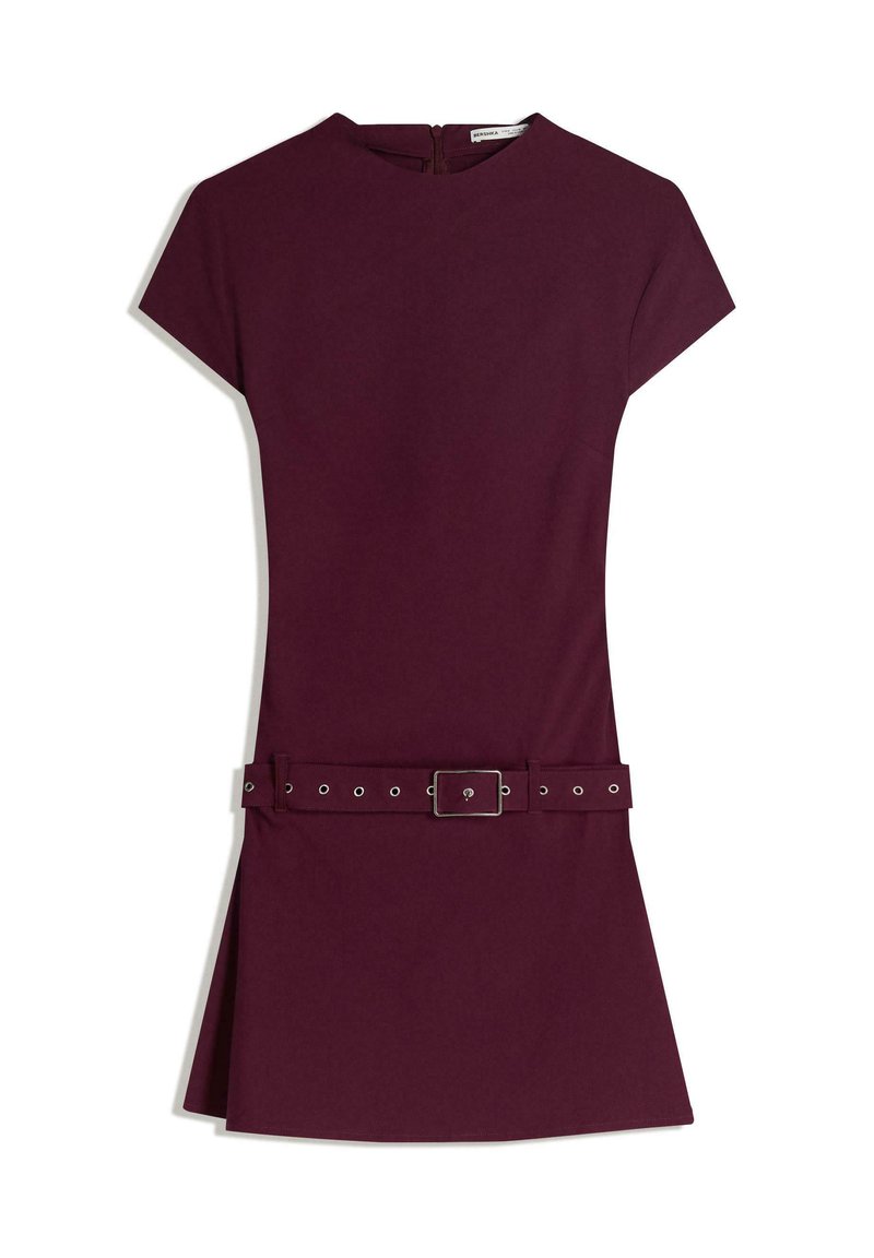 Burgunderrotes, tailliertes Kleid mit kurzen Ärmeln, rundem Ausschnitt und tailliertem Bund mit silberner Hardware sowie einem ausgestellten Saum.