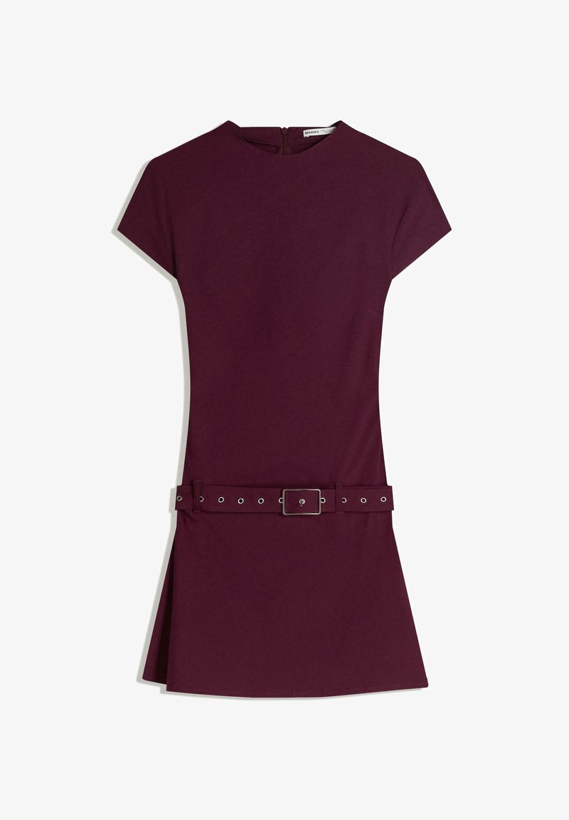 Burgunderrotes, tailliertes Kleid mit kurzen Ärmeln, rundem Ausschnitt und tailliertem Bund mit silberner Hardware sowie einem ausgestellten Saum.