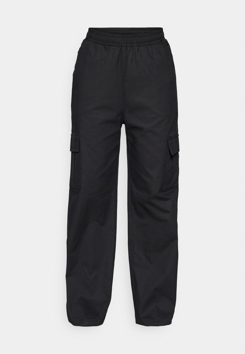 Pantaloni cargo neri con vita elastica, due tasche laterali cargo e una vestibilità ampia e affusolata adatta per l'abbigliamento casual.