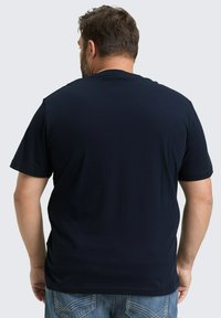 Marineblauw t-shirt met korte mouwen en een ronde halslijn, gemaakt van zachte katoen, heeft een eenvoudige achterkant en een ontspannen pasvorm.