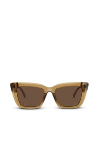 Occhiali da sole con tonalità marrone, montatura trasparente color ambra; forma quadrata con bordi netti, stanghette spesse e minimal branding sulle lenti.