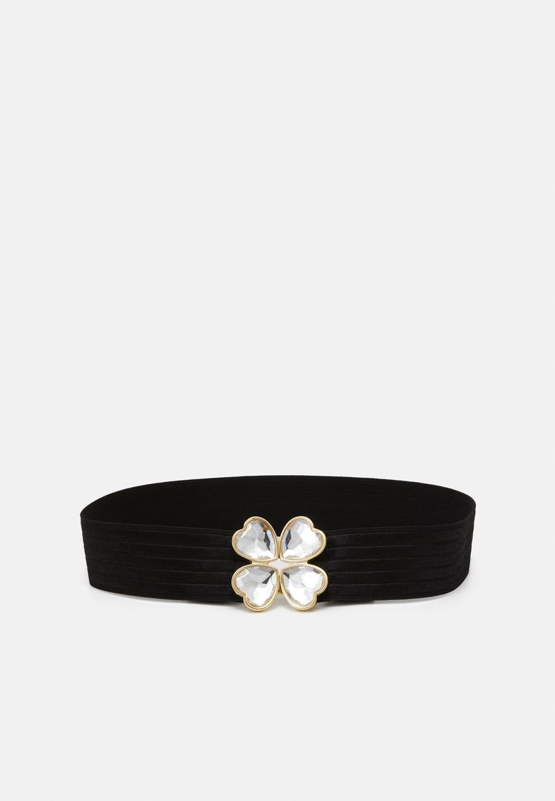 Ceinture large en tissu noir avec une boucle bordée d'or en forme de trèfle à quatre feuilles, ornée de pierres claires facettées.