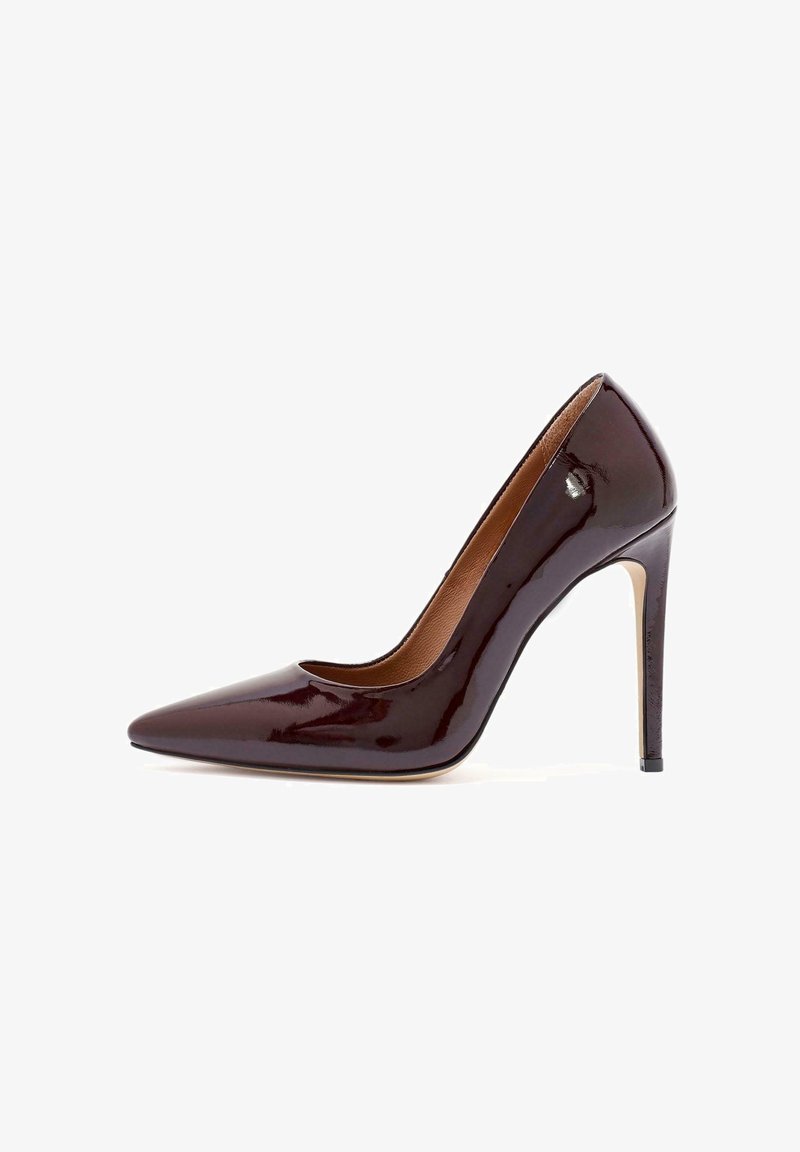 Zapato de tacón alto de charol burdeos con punta afilada y un tacón delgado, que presenta una textura suave y un diseño minimalista.