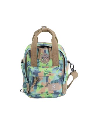 Mochila con estampado de camuflaje en tonos verdes, azules y beige. Cuenta con un asa superior, bolsillo frontal y correa de hombro ajustable.