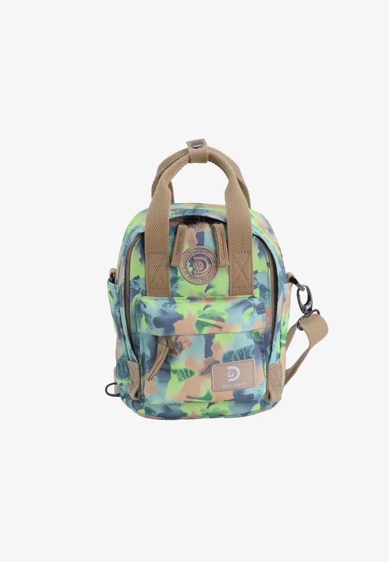Zaino con stampa mimetica in tonalità di verde, blu e marrone chiaro. Dotato di manico superiore, tasca frontale e tracolla regolabile.
