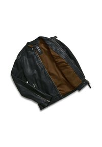 Giacca da moto in pelle nera con collo rotondo, chiusura a zip frontale e due tasche con zip. L'interno è foderato in tessuto marrone.