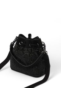 Borsa a secchiello nera con superficie texturizzata a borchie, materiale scamosciato, tracolla regolabile e due occhielli superiori per la chiusura.