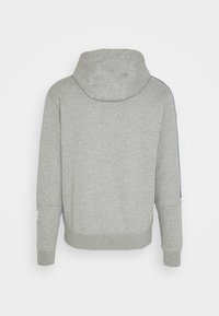 Grå huvtröja, mjukt tyg, lös passform, med ribbade muddar och nederkant, samt blå sidostreck och logotyp på ärmen.