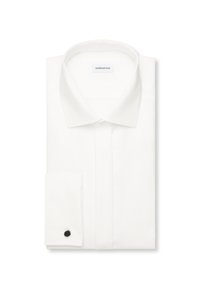 Chemise blanche pliée avec un col classique et un bouton de manchette noir sur le poignet gauche.