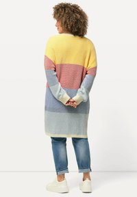 Cardigan lungo e multicolore lavorato a maglia con strisce orizzontali gialle, arancioni e blu; presenta polsini e orlo a costine, tessuto testurizzato.