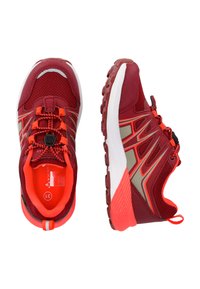 Röda sportskor med ovandel i mesh, reflexdetaljer och gummisulor. Har en rund tå och elastiska skosnören för enkel justering.