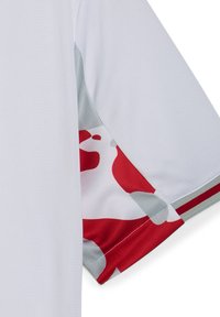 Camicia bianca a maniche corte con motivi astratti rossi e grigi sulle maniche. Presenta una striscia verde e rossa nell'area dei polsini. Realizzata in tessuto testurizzato.