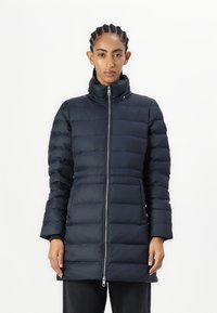 Donkerblauwe gewatteerde jas met een hoge kraag, horizontaal gestikt ontwerp, ritssluiting aan de voorkant en zijzakken. Zacht, geïsoleerd materiaal.