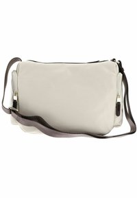 Borsa a tracolla grigia chiara con una texture liscia, dotata di chiusura con zip e una tracolla regolabile grigia scura. Forma rettangolare compatta.