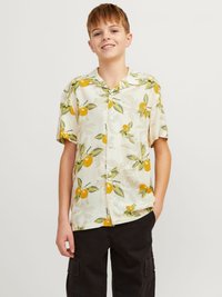 Camicia a maniche corte con bottoni, caratterizzata da uno sfondo crema con frutti agrumati giallo-arancio e foglie verdi, realizzata in un tessuto leggero e liscio.
