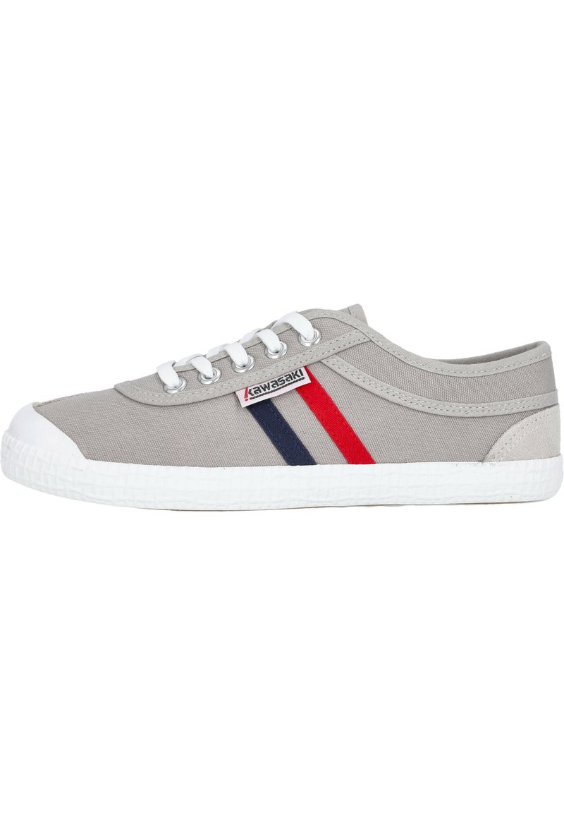 Grijze canvas sneakers met een witte rubberen zool, voorzien van rode en marineblauwe strepen. Klassiek veterschoenontwerp met versterkte neus en een gladde textuur.