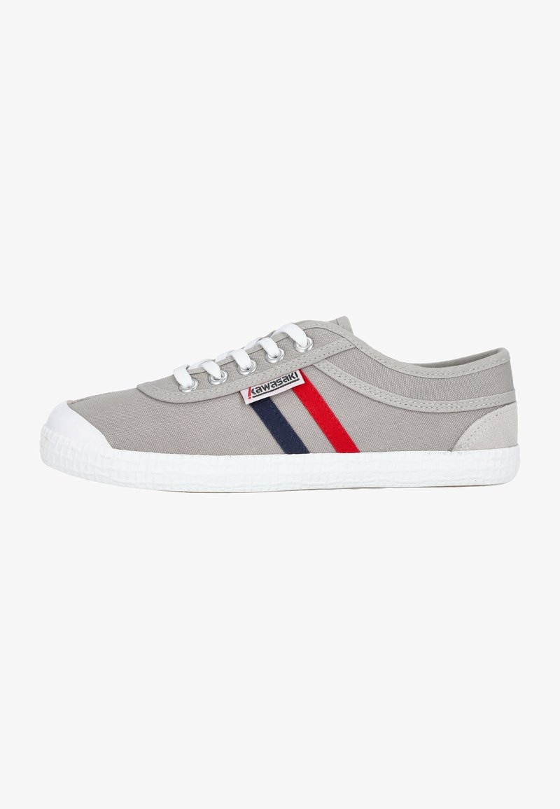 Scarpe da ginnastica in tela grigia con suola in gomma bianca, caratterizzate da strisce rosse e blu scuro. Design classico con lacci, punta rinforzata e superficie liscia.