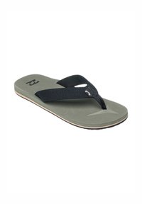 Grön flip-flop med en strukturerad sula, svart rem och logodetaljer. Designen har en platt, rektangulär form som är lämplig för vardagligt bruk.