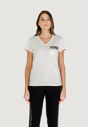 T-shirt bianco a maniche corte con scollo a V, con una tasca nera a motivo sul lato sinistro. Tessuto liscio, vestibilità casual.