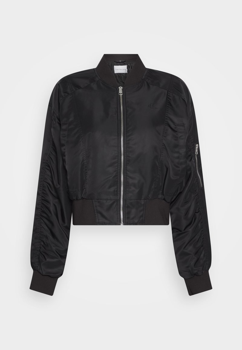 Svart kort bomberjacka i slät, glänsande tyg; har en dragkedja framtill, ribbade muddar och sidoficka med dragkedja.