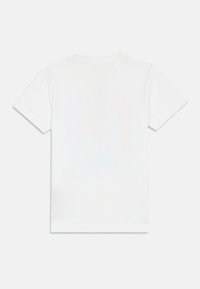 Zadnji pogled na enobarvno belo majico s kratkimi rokavi in okroglo ovratnikom na belem ozadju.