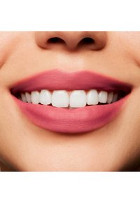 MAC POWDER KISS LIQUID LIPCOLOUR - Rouge à lèvres liquide - more the mehr-ier