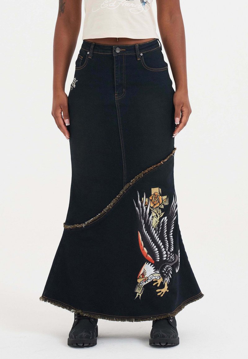 Denim maxi rok in donkerblauw met een franjeszoom, voorzien van geborduurde ontwerpen van een adelaar en rozen in levendige kleuren en gouden hardware accenten.
