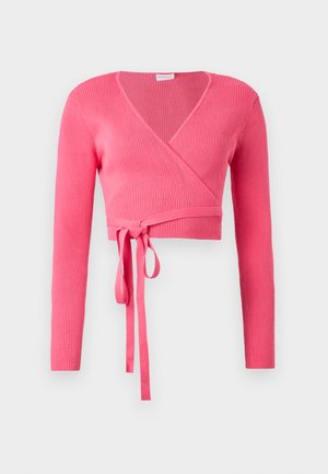Vaaleanpunainen ribbiknittiwrap-toppi, jossa on pitkähihaisuus, V-pääntie ja solmimisvyö vyötäröllä. Materiaalissa on tekstuuria lisäyksinä.